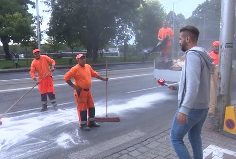 Neznáma tekutina spôsobila vodičom na Bratislavskom nábreží poriadne problémy. Poškodených skončilo až 9 áut