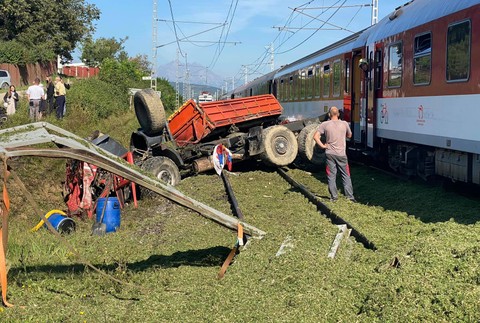 Nehoda nákladného auta s vlakom