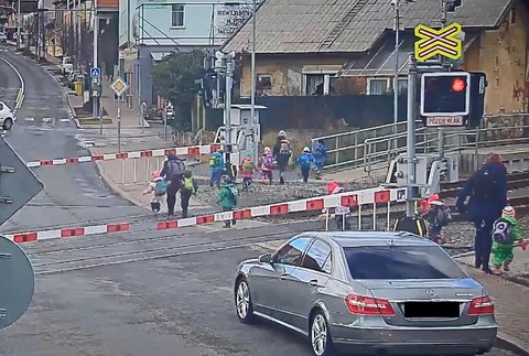 Učiteľky hazardovali nielen so svojimi životmi. Cez koľajnice prebiehali s deťmi, aj keď blikali svetlá a závora bola dole