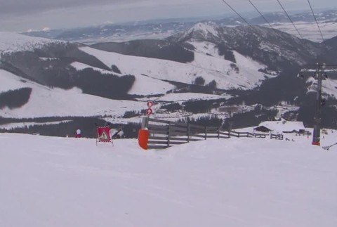 V hmle zišla z lyžiarskej trate a spadla dole strmým žľabom. Jej volanie o pomoc nikto nepočul