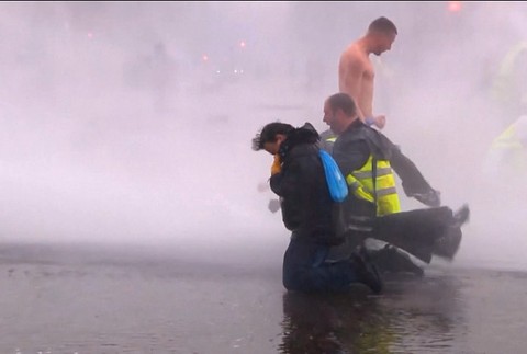 VIDEO: Výtržnosti v uliciach Paríža pre ceny nafty a benzínu. Protestujúci podpálili aj autá