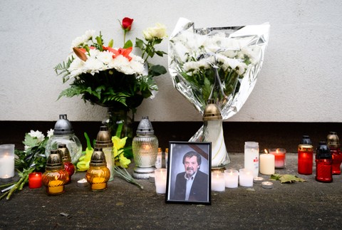 Tragédia vo Vrútkach otriasla Slovenskom. Ľudia si uctili pamiatku učiteľa, ktorý položil svoj život, aby zachránil žiakov