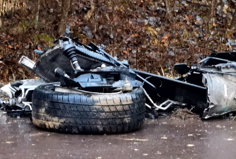 Auto s troma deťmi dostalo šmyk, rodinu po havárii odviezli z miesta záchranári 