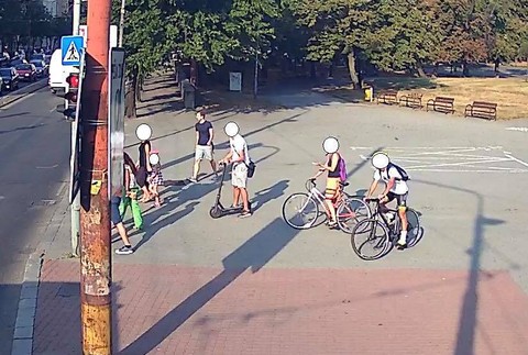 Muž napadol cudzinku s malými deťmi, nepoznáte ho?