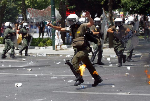 Grécko v Aténach sa pobili demonštranti