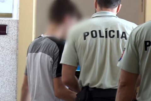 [multi] Dvaja tínedžeri z Prievidze sú obvinení zo znásilnenia dvanásťročných dievčat. Sudca ich pustil na slobodu 5271