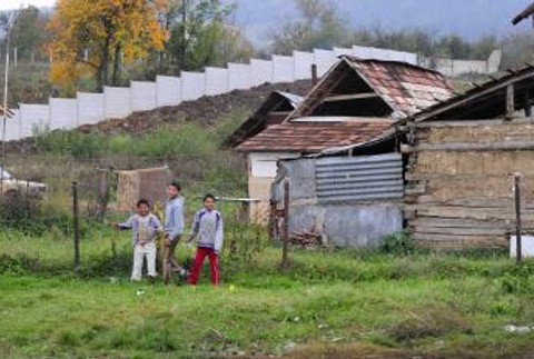 biely plot v Ostrovanoch Romovia