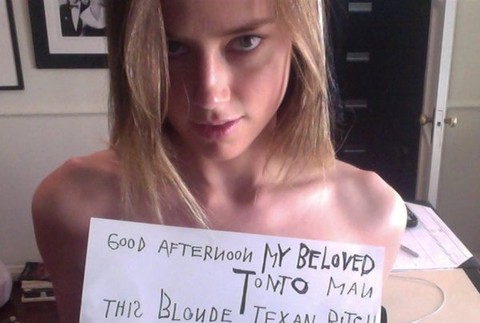 Nahá Amber Heard posiela správu Johnnymu Deppovi