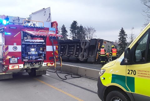 Hrozivá nehoda kamiónov.