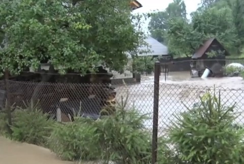 Voda odrezala od sveta desiatky domov.