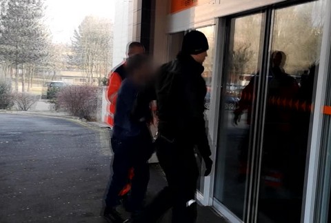 Hádka dvoch mužov skončila krvavo. Kto zbraň držal, zostáva záhadou