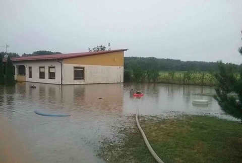 Pri Komárne museli evakuovať domov dôchodcov.