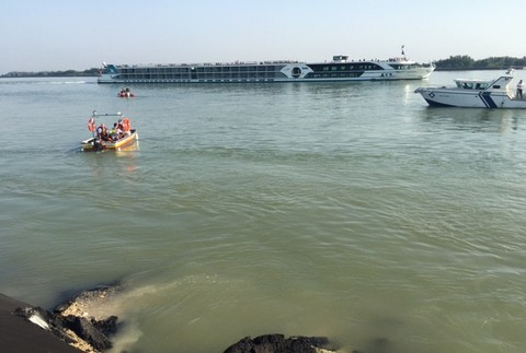 Náraz výletnej lode do brehu Dunaja