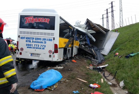 Pri zrážke autobusu a kamiónu zomreli dvaja ľudia 4
