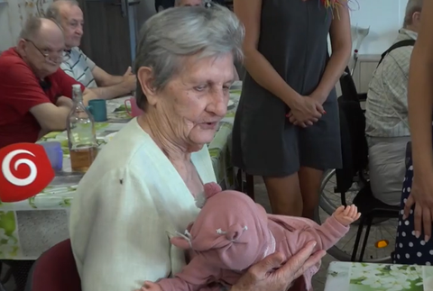 "Bábikoterapia" pomáha pacientom s Alzheimerovou chorobou