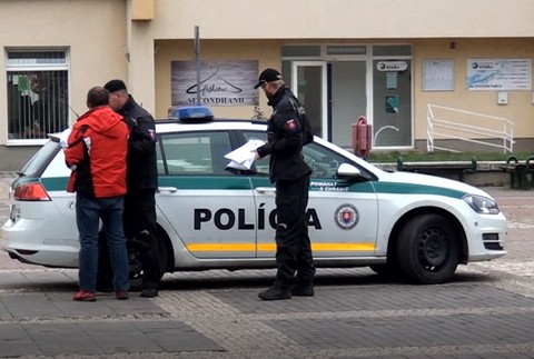 Pred súd sa postavil teniskový fantóm. Biele topánky žien si mal vyberať zámerne