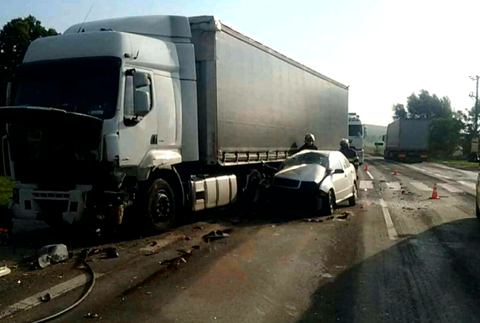 Vážna nehoda na Záhorí. Po náraze do kamióna odhodilo auto pod náves druhého kamionistu
