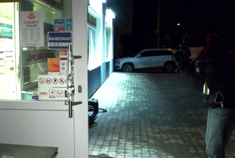 Krčma plná zákazníkov, ale svedok ani jeden. Zlodeji ukradli bankomat bez povšimnutia