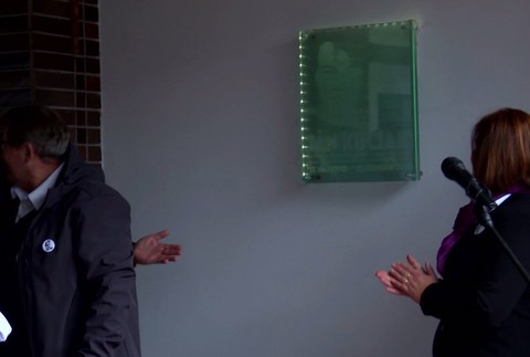 Na gymnáziu v Bytči odhalili na počesť zavraždeného Jána Kuciaka pamätnú tabuľu