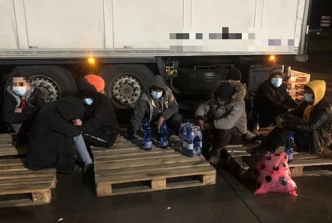 Polícia zadržala nelegálnych migrantov, boli medzi nimi aj deti.