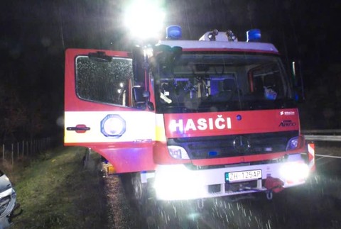 Žena vypadla na R1 z auta. Šoférka dostala šmyk2955