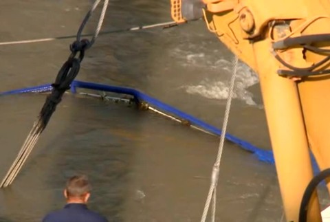 [multi] Z Dunaja vytiahli vrak turistickej lode, našli aj štyri telá obetí 3818