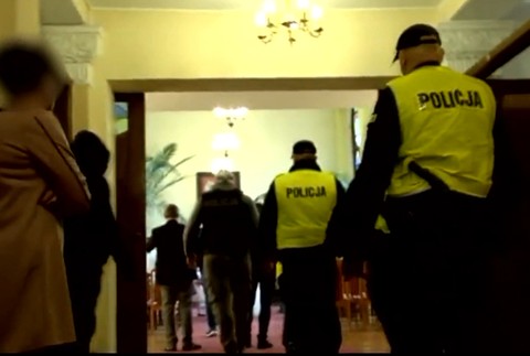 VIDEO: Mladomanžela odvliekli policajti spred oltára rovno do väzenia