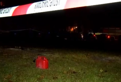 Krik a šľahajúce plamene prebudili obyvateľov sídliska. Muž sa tam polial benzínom a podpálil