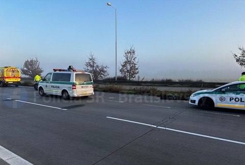 Na diaľnici D2 ležala osoba bez známok života
