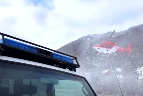 Lyžiarsky výcvik so spolužiakmi už nedokončil. Zo svahu ho s vážnymi zraneniami previezol vrtuľník