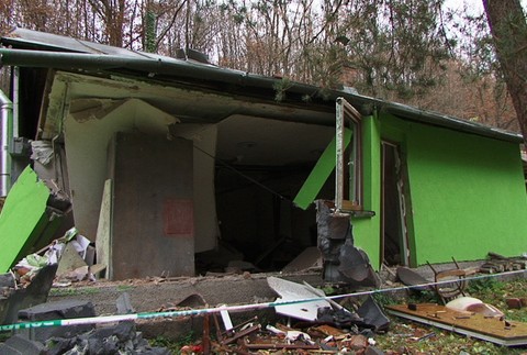 Zničená chata kandidáta na starostu, obec Brehy