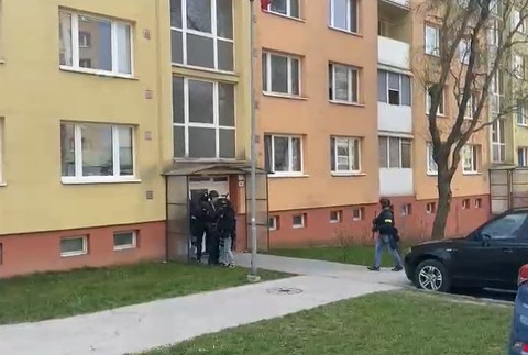 Muž mal pri sebe nebezpečný chemický materiál.