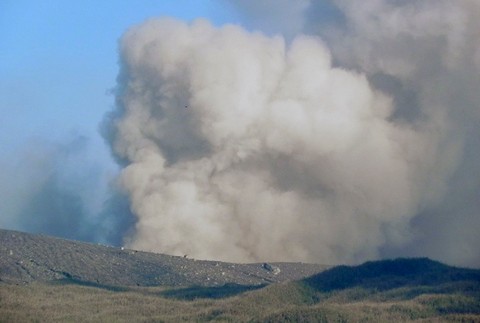 Sopka Lokon sa prebudila, chrlí lávu a popol
