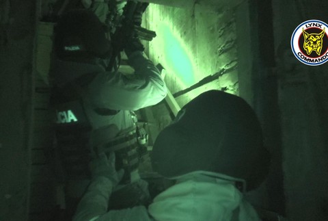 Pri zadržaní podozrivých v prípade vraždy Jána Kuciaka a jeho priateľky, zasahovalo 55 elitných kukláčov