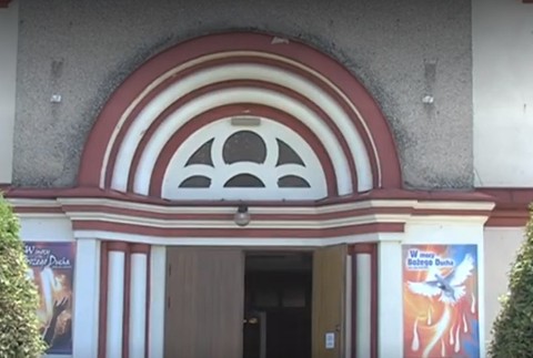 Volal ich na faru pozerať rozprávky a hrať sa. Kňaz údajne zneužil viac ako tucet detí