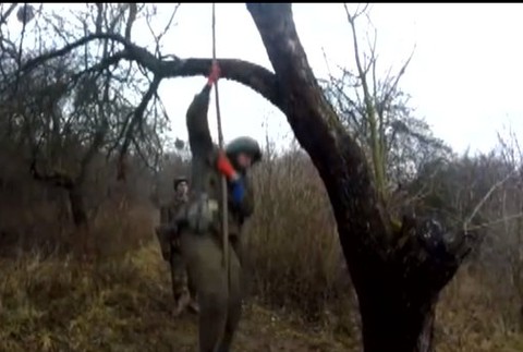 V lesoch s dobrovoľníkmi simulujú vojenský výcvik. Extrémizmus odmietajú, no vláda ich nepozná