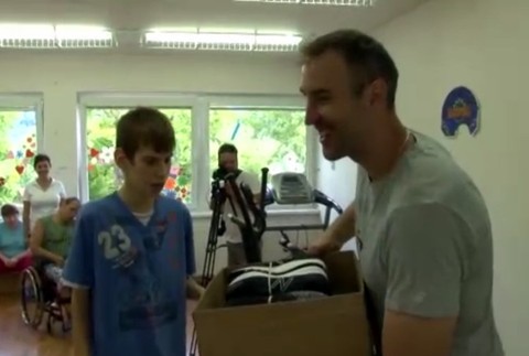 Zdeno Chára obúval deťom topánky. Hokejová hviezda nezabúda na tých, ktorí potrebujú pomoc