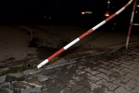 Nabúrala, vycúvala a s vytekajúcim olejom pokračovala v jazde. Policajti u vodičky zistili požitie alkoholu