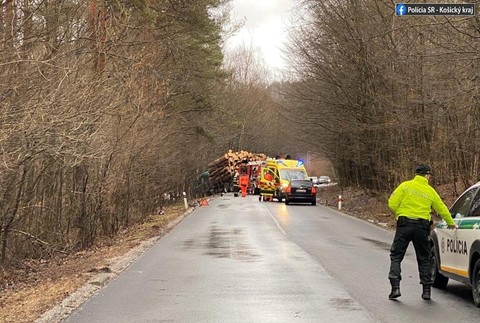 Tragická nehoda na Spiši: Po zrážke s plne naloženým nákladiakom skončilo auto na streche