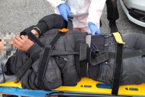 Policajti zadržali nelegálnych migrantov. 