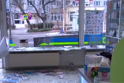 Zlodej sa vlámal do lekárne a zjedol množstvo tabletiek. Potom tam zaspal