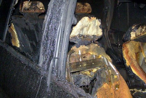 Podpálené auto autá požiar plamene vrak zničené noc Šulekovo