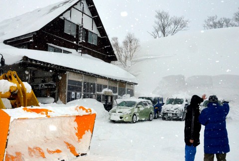 Japonsko haldy snehu chata