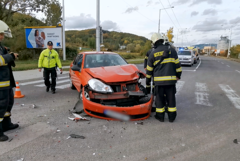 FOTO: Neuveríte, čím si vodič nahradil spätné zrkadlo! Kozmetické zrkadielko upevnil šnúrkami od topánok 