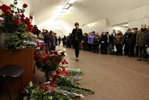 moskva metro ludia v dlhom rade, kvety pre obete