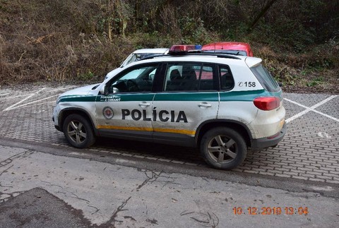 Banskobystričan nabúral do policajného auta. Za volantom nesedel triezvy