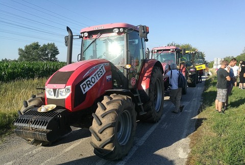 farmári na traktoroch