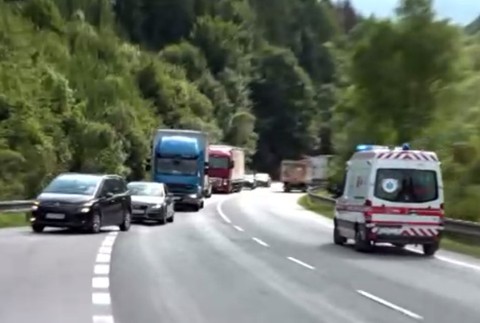 Tragická nehoda pri Oškerde. Nákladiak zozadu narazil do kamióna
