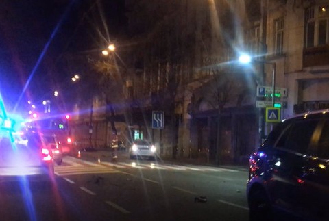 Vážna nehoda v centre mesta. Motorkár v nemocnici zraneniam podľahol