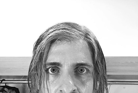 Juraj Loj s dlhými vlasmi